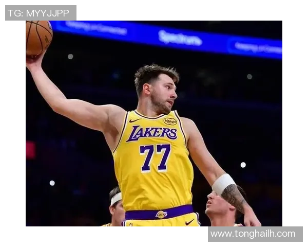 湖人108-125不敌太阳完毕7连胜，东契奇38+11+9失误，詹姆斯10分，狄龙33分